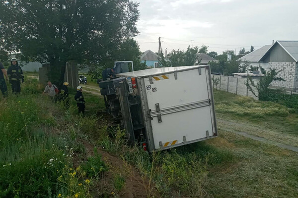 Смертельное ДТП: на Донецком шоссе перевернулся грузовик фото 5