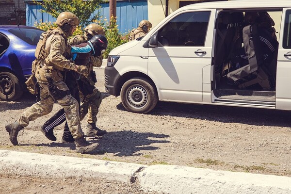 В Днепре вооруженные силовики &laquo;освободили заложников в колонии&raquo; (ФОТО) фото 5