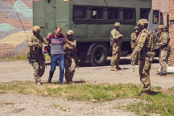 В Днепре вооруженные силовики &laquo;освободили заложников в колонии&raquo; (ФОТО) фото 6