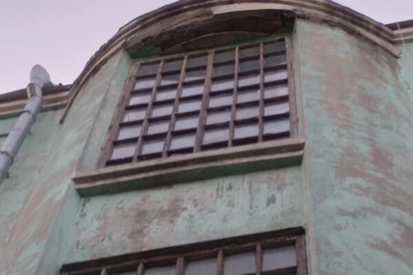 Не ходи под домами: на проспекте Мазепы отвалился кусок фасада от здания фото