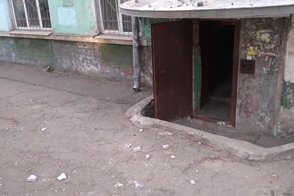 Не ходи под домами: на проспекте Мазепы отвалился кусок фасада от здания фото 2