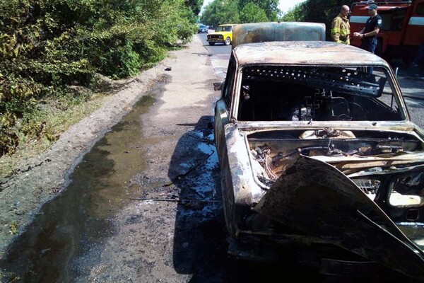 Сгорел дотла: в Днепропетровской области во время движения вспыхнул ВАЗ (ФОТО) фото 1