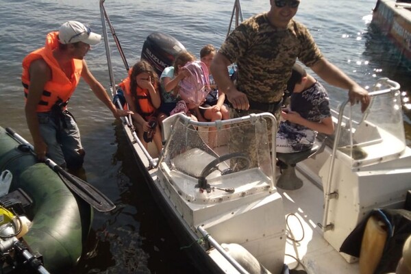 Спасатели доставляли на берег: в Днепре семья с детьми застряла на острове фото