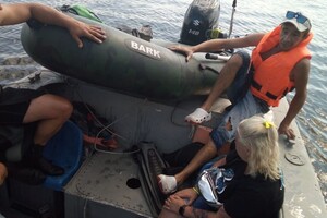 Спасатели доставляли на берег: в Днепре семья с детьми застряла на острове фото 1