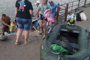 Спасатели доставляли на берег: в Днепре семья с детьми застряла на острове фото 3