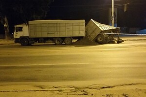 На Нигояна столкнулись два грузовика: на дорогу высыпались горы семечек фото 3