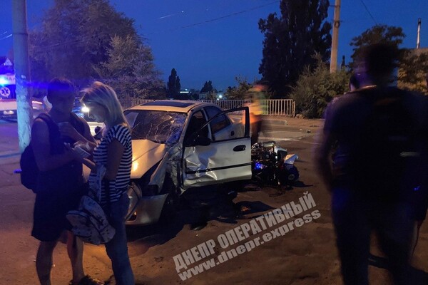 Водитель погиб, пассажирка в больнице: на Богдана Хмельницкого ДТП с мотоциклистом фото 2