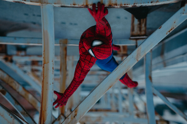 Что это было: на крыше в центре города заметили Человека паука (фото) фото