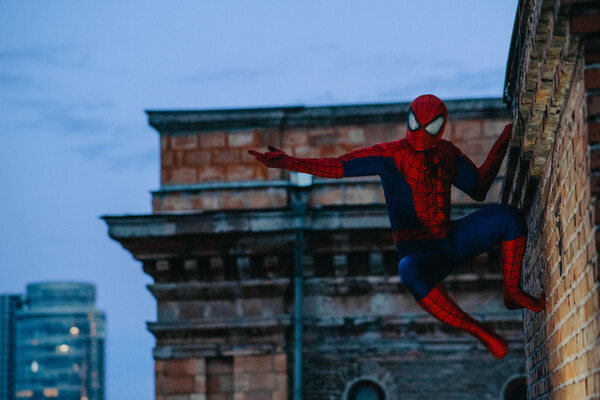 Что это было: на крыше в центре города заметили Человека паука (фото) фото 9
