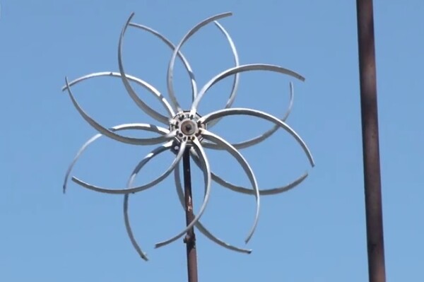 Яркое хобби: пенсионер изготавливает арт-ветряки фото 3