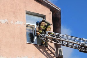 Масштабный пожар на Ясельной: огонь тушили больше 50 человек фото 1