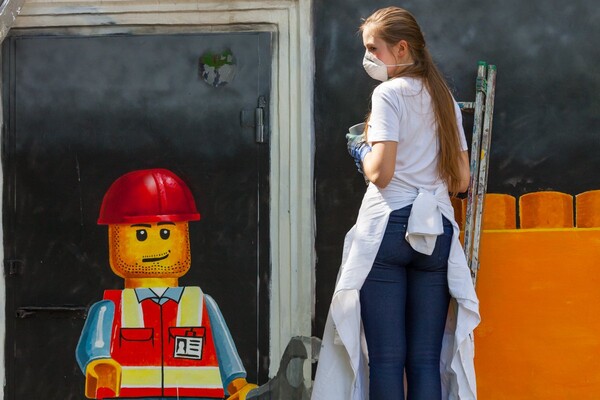 Малыши счастливы: в парке Глобы появился домик из детского конструктора Lego фото 3