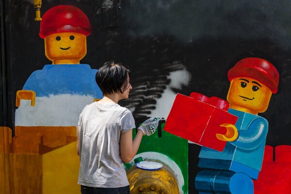 Малыши счастливы: в парке Глобы появился домик из детского конструктора Lego фото 6