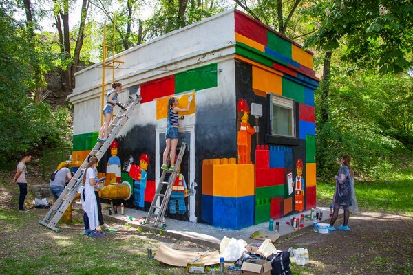 Малыши счастливы: в парке Глобы появился домик из детского конструктора Lego фото 1