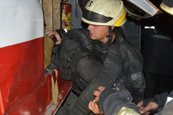 В девятиэтажке вспыхнула шахта лифта: жильцов эвакуировали (фото, видео) фото 6