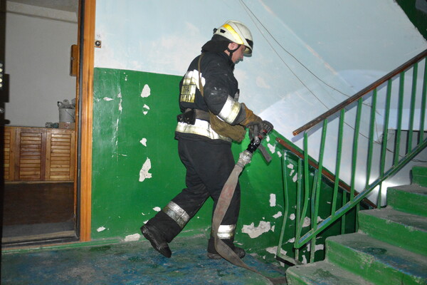 В девятиэтажке вспыхнула шахта лифта: жильцов эвакуировали (фото, видео) фото 7