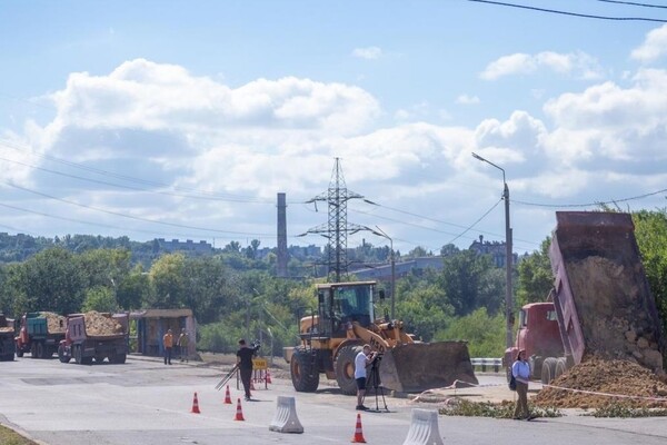 Ждать недолго: когда отремонтируют разрушенный мост в Каменском фото