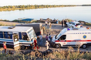Проклятие какое-то: на понтонной переправе возле Никополя в ДТП пострадали 8 человек фото 1