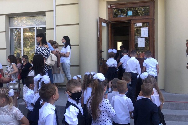 На расстоянии и в масках: как прошел Первый звонок в одесских школах фото 9