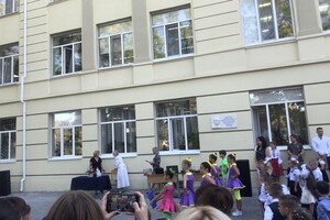 На расстоянии и в масках: как прошел Первый звонок в одесских школах фото 29