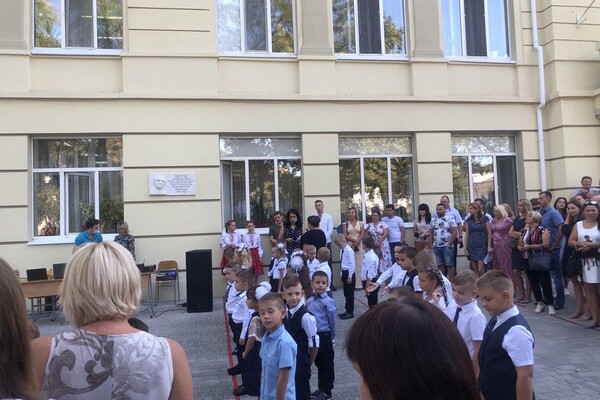 На расстоянии и в масках: как прошел Первый звонок в одесских школах фото 31
