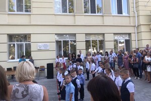 На расстоянии и в масках: как прошел Первый звонок в одесских школах фото 52