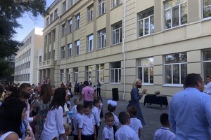 На расстоянии и в масках: как прошел Первый звонок в одесских школах фото 63