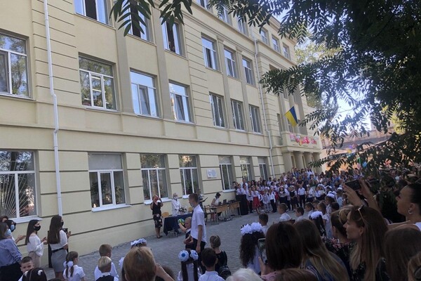 На расстоянии и в масках: как прошел Первый звонок в одесских школах фото 96