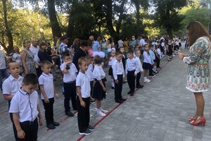На расстоянии и в масках: как прошел Первый звонок в одесских школах фото 108