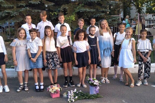 С цветами и без масок: как прошло 1 сентября 2020 в днепровской школе фото 1