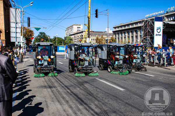 Необычно: в Днепре прошел парад коммунальной техники (фото) фото 24