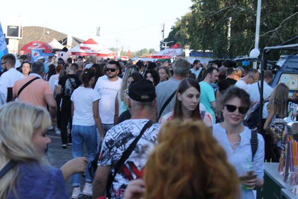 Толпы людей, огромная пицца и аттракционы: как Днепр отметил День города (фото, видео) фото 9