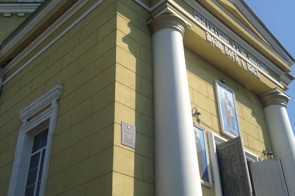 Люби и береги: на фасадах исторических зданий Днепра появились охранные таблички фото 5