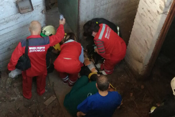Нашел где гулять: 13-летний подросток упал в подвал брошенной шахты (фото) фото