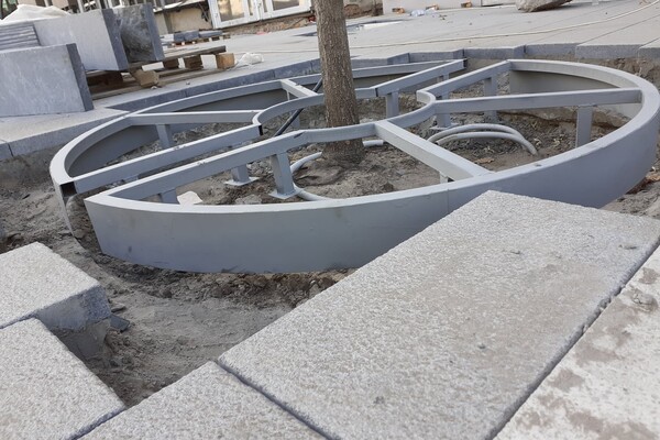 В бетон и щебень: как на Яворницкого высаживают деревья (фото) фото 6
