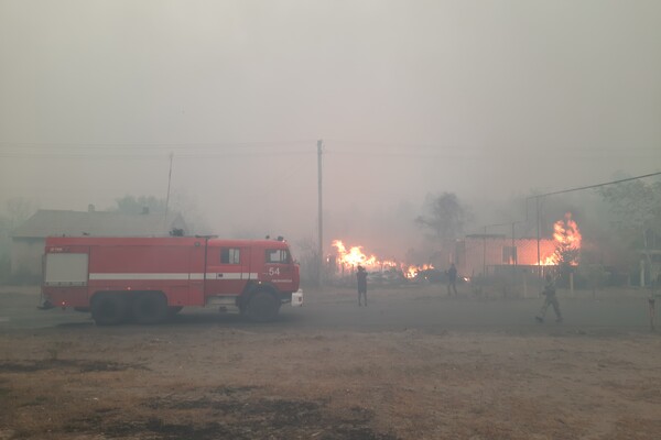 Есть погибшие и пострадавшие: спасатели из Днепра отправились тушить пожар на Луганщине фото 12