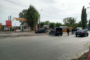 Хотел проскочить: на проспекте Богдана Хмельницкого перевернулся автомобиль фото
