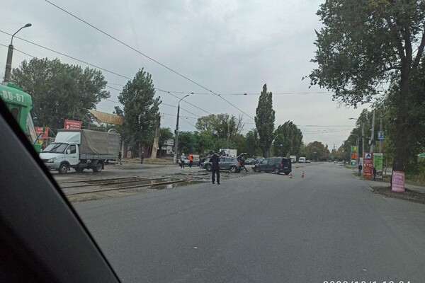 Хотел проскочить: на проспекте Богдана Хмельницкого перевернулся автомобиль фото 2