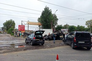 Хотел проскочить: на проспекте Богдана Хмельницкого перевернулся автомобиль фото 4