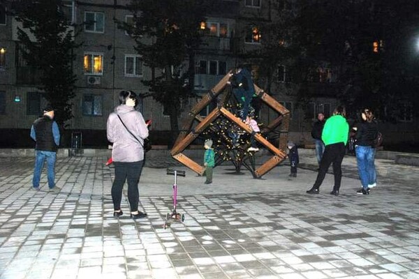 Огромный куб и газончик: на Калнышевского открыли часть сквера (фото) фото 1