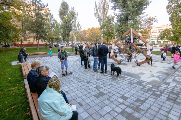Огромный куб и газончик: на Калнышевского открыли часть сквера (фото) фото 8