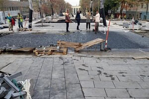 Уличная мебель и декоративные растения: как продвигается ремонт улицы Яворницкого фото 4