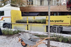 Уличная мебель и декоративные растения: как продвигается ремонт улицы Яворницкого фото 6