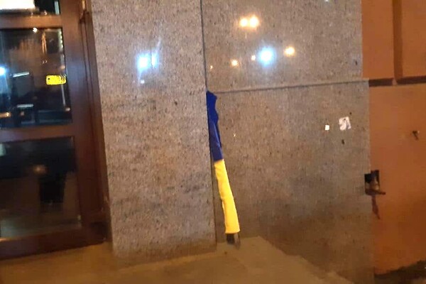 Отметили праздник: прохожие пытались украсть флаг Украины со здания суда фото 1