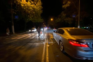 Посреди пешеходного перехода: на поселке Котовского маршрутка сбила человека фото