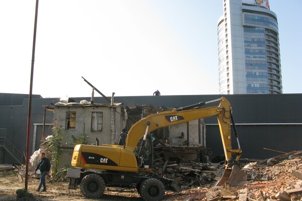 Люди в шоке: в центре Днепра сносят старые дома (фото) фото 1