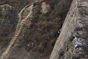 Завис на большой высоте: в Одессе спасли юного альпиниста фото