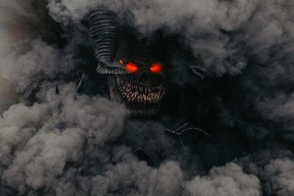 Голливуд отдыхает: в Днепре заметили пугающего демона (фото, видео) фото 8