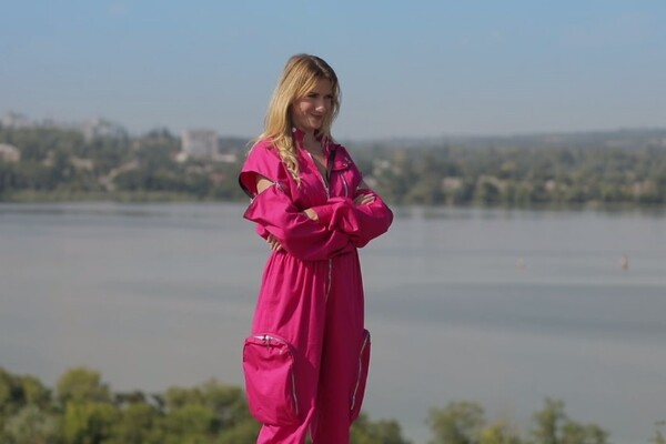 Пила воду из озера и бурила горизонт: зачем Леся Никитюк приезжала в Днепропетровскую область (видео) фото 34