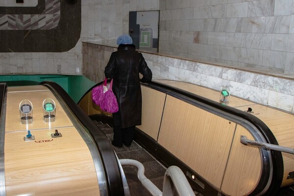Покатаемся: в метро обновили эскалаторы и поставили светофоры (фото) фото 5